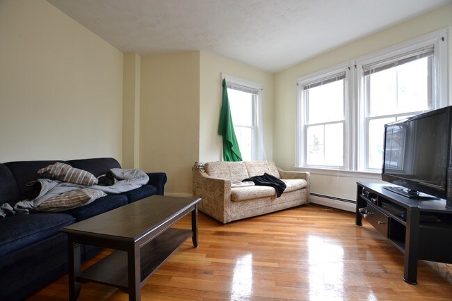 Building Photo - 24 Saybrook St