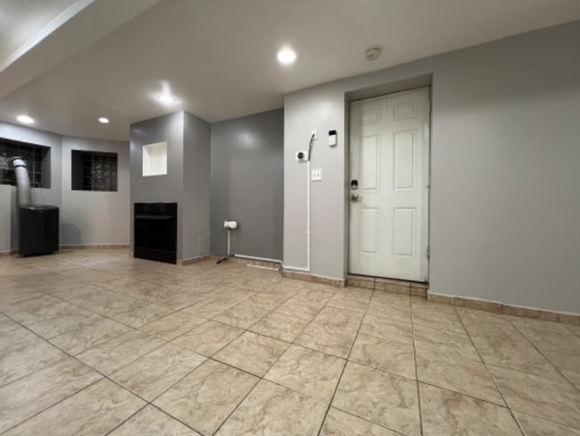 Building Photo - 1239 W Foster Ave