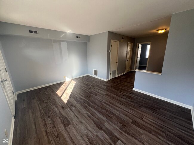 Building Photo - 322 N Clark St