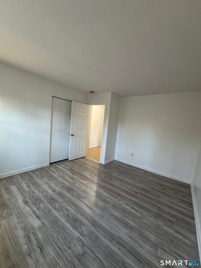 Foto del edificio - 18 W Hills Rd