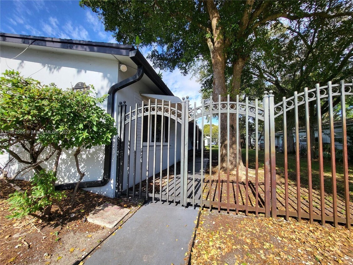 Primary Photo - 4331 SW 54th Ct