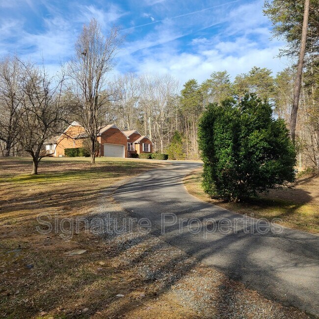 Building Photo - 2263 Pony Farm Rd