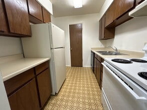 Building Photo - 93 S Valley Dr