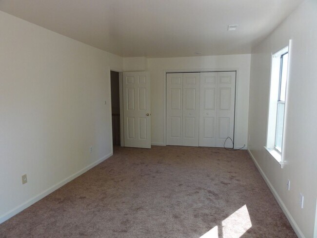 Foto del edificio - 3BD 2.5BA Townhouse