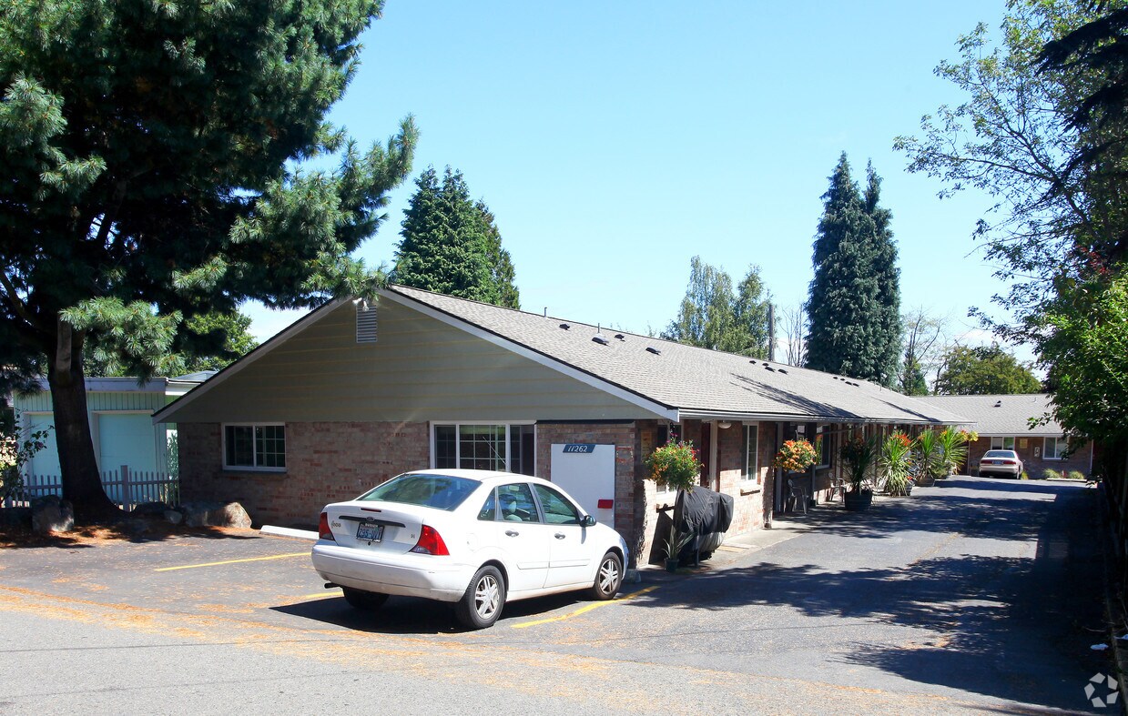 Primary Photo - Fairway Arms Apartments