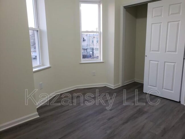 Building Photo - 5625 Sprague St