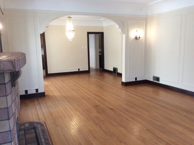 Dining room - 142 N Sycamore Ave