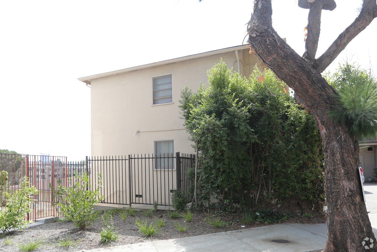 Foto del edificio - 11026-11030 Strathmore Dr