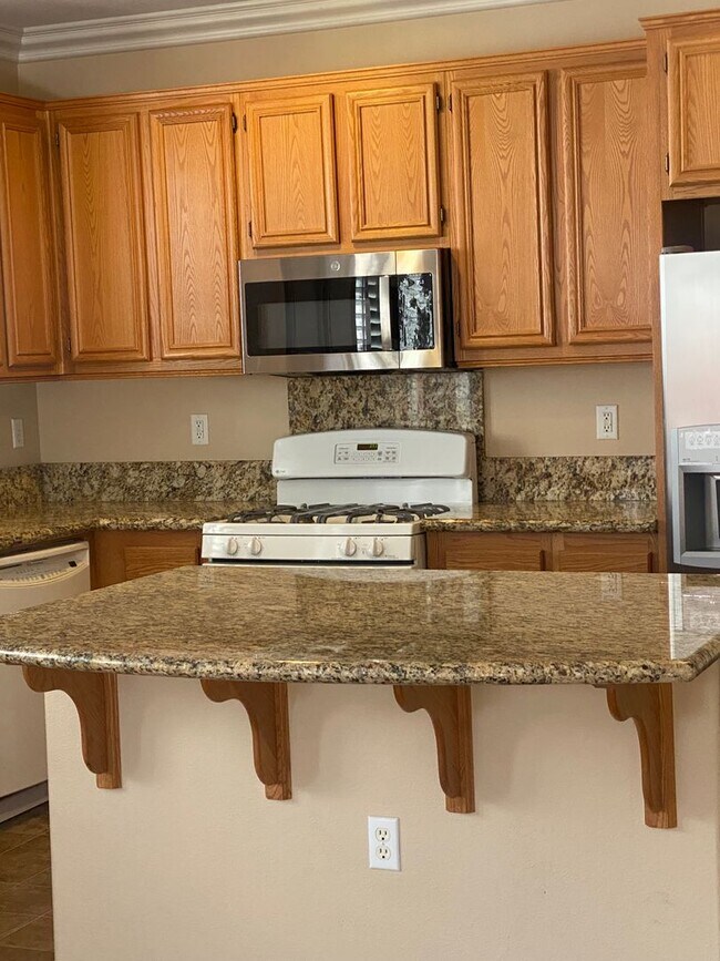 Building Photo - Great home for Seniors in Four Seasons com...