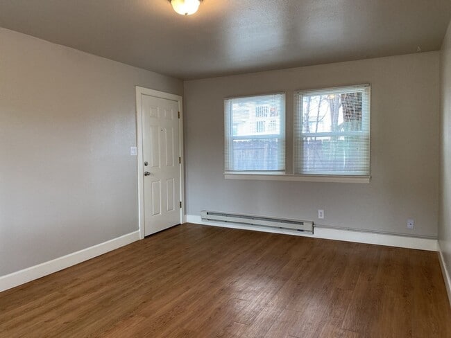 Building Photo - STUDENTS WELCOME! One-Bedroom Bungalow 1 Block from CSU!