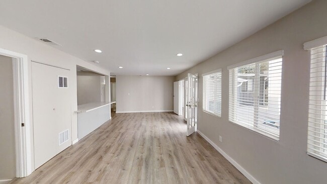 Foto del edificio - Remodeled 4BD/3BA, Detached Bedroom!