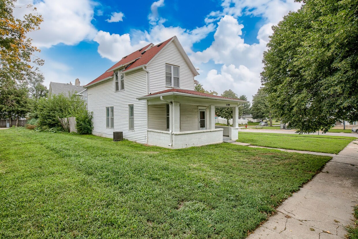 Primary Photo - 4 Bedroom Home Available NOW Near UNL Campus!