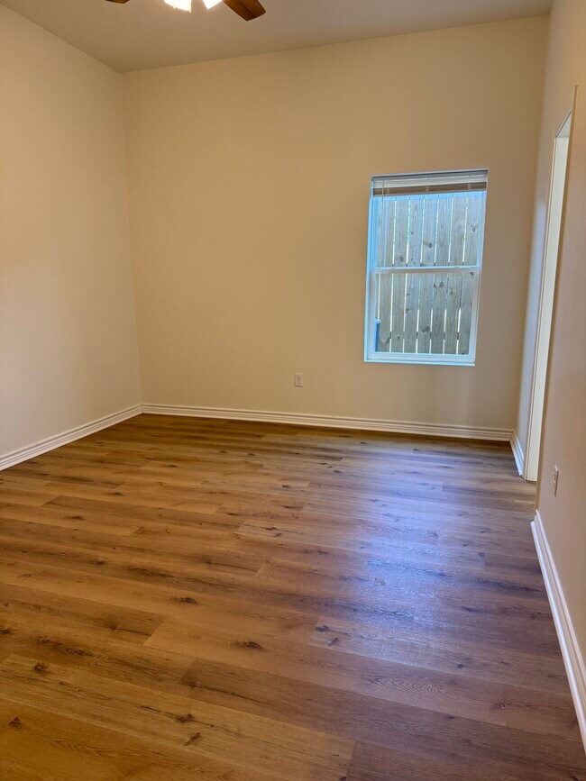 Building Photo - 170 Bailey Ave