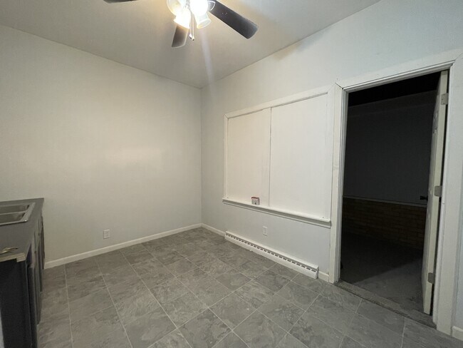 Foto del edificio - 516 W Calvert St