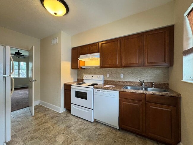 Building Photo - Marina Breeze Condominiums