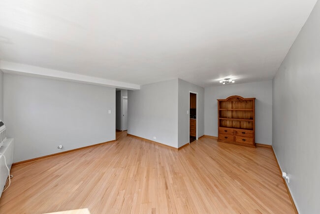 Building Photo - 3950 N Lake Shore Dr