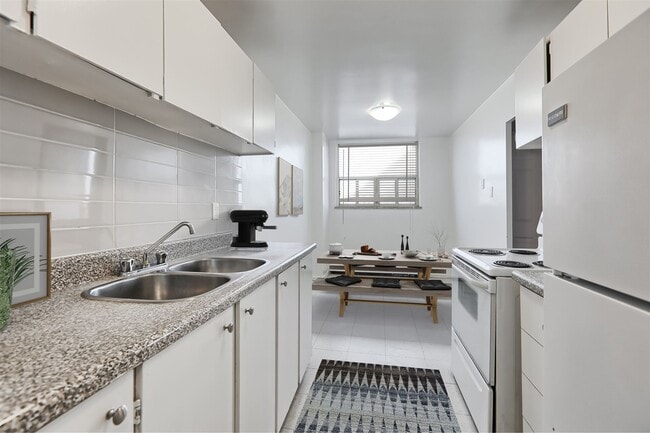 Building Photo - Queensway Manor