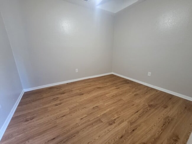 Building Photo - 3 BEDROOM * 2 BATH* -DALLAS