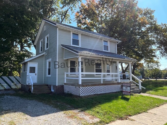 Foto del edificio - Three Bedroom Home