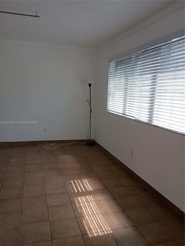 Foto del edificio - 8132 Harding Ave