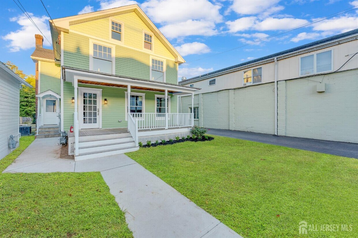 Primary Photo - 15 N Main St