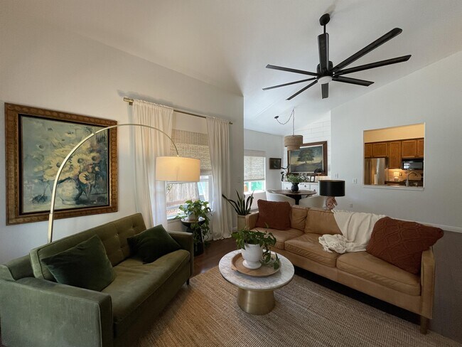 Foto del edificio - 2038 Huntington Dr