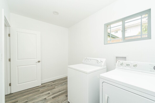 Foto del edificio - 4590 W 120th St