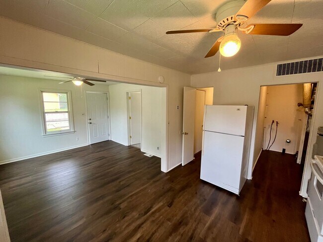Foto del edificio - 3 Bed | 1 Bath | House