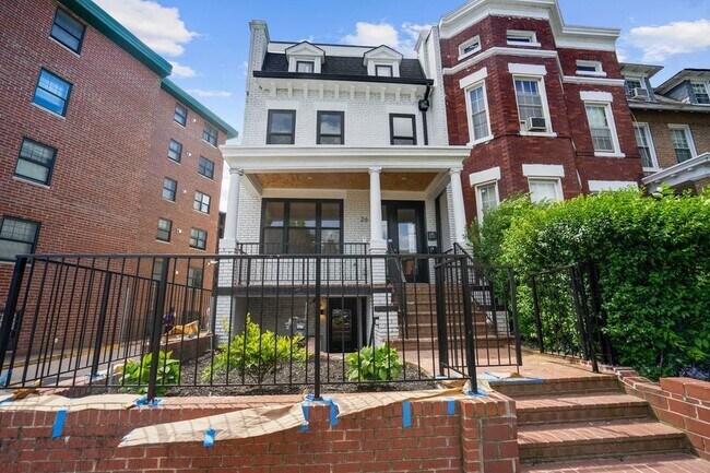Building Photo - Spacious & Modern Five Bedroom in the Hear...