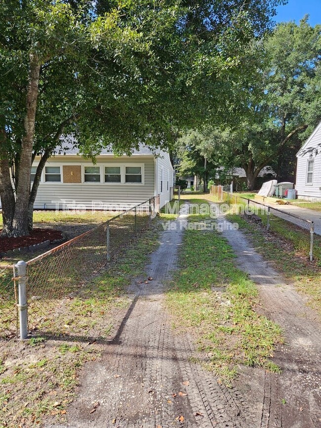 Building Photo - 5821 Robinhood Dr
