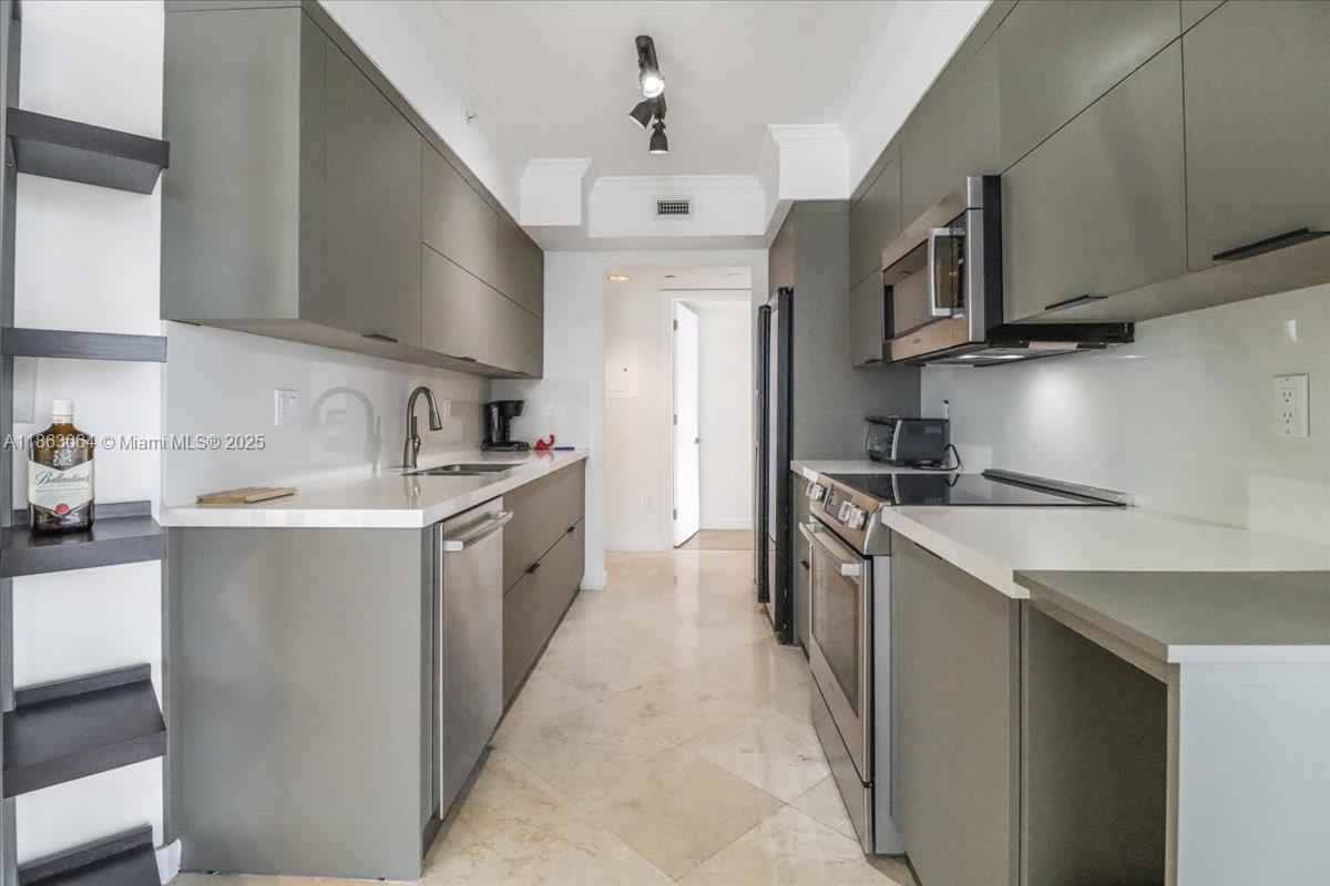 Foto principal - 18671 Collins Ave