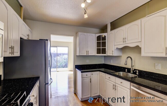 Foto del edificio - 851 Ridge Ct