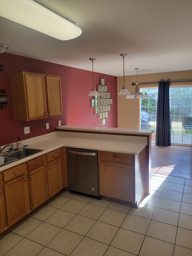Kitchen - 601 Orchard Hills Dr