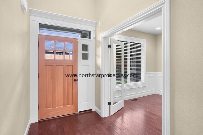 Building Photo - Beautiful Craftsman in Lake Oswego