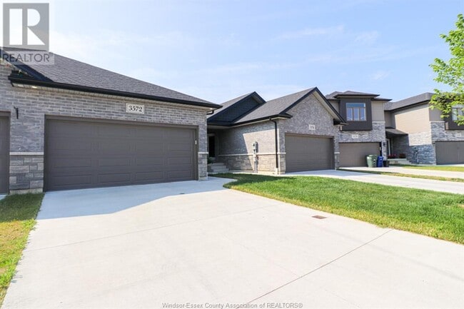 Building Photo - 3572 Hallee Cres
