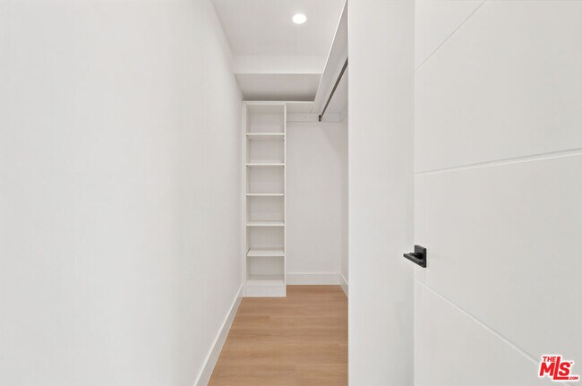 Foto del edificio - 1159 N Formosa Ave