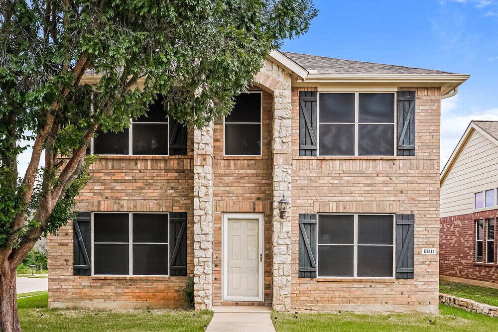 Foto principal - 8811 Eastwood Ave