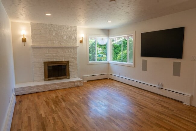 Building Photo - 3Bd/1.5Ba Renton Home