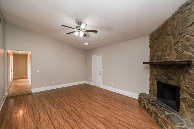 Foto del edificio - 810 Hardwood St