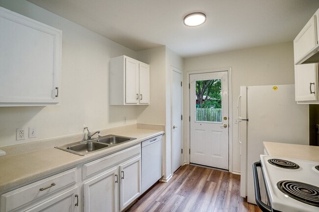 Building Photo - 1505 Strickland Dr