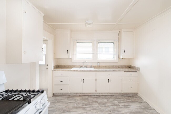 Building Photo - Charming 3 bedroom 1 bath home!