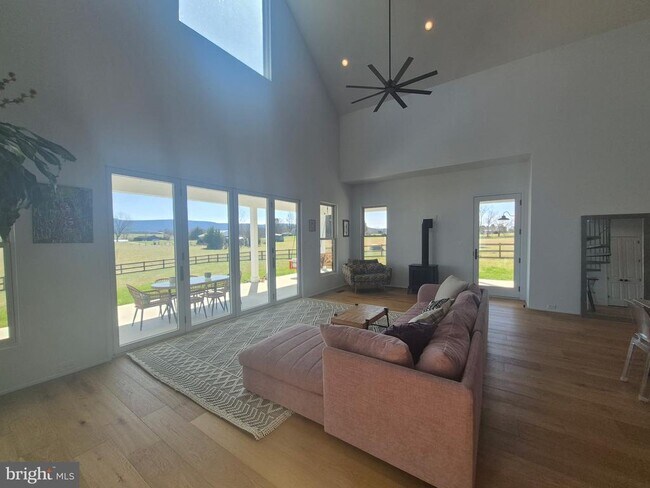 Foto del edificio - 330 Majestic Ln