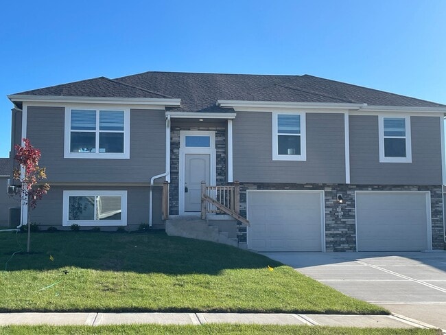 Building Photo - 705 Summer Dawn Cir