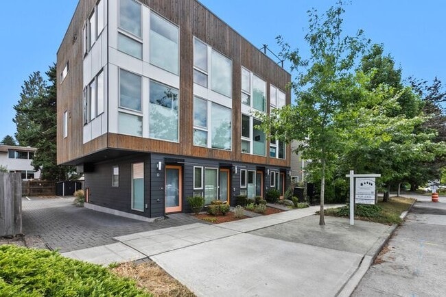 Stunning AIR CONDITIONED North College Par... - Stunning AIR CONDITIONED North College Par... Townhome