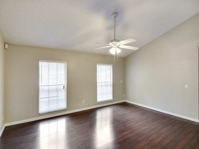 Foto del edificio - 1245 Crossfield Dr