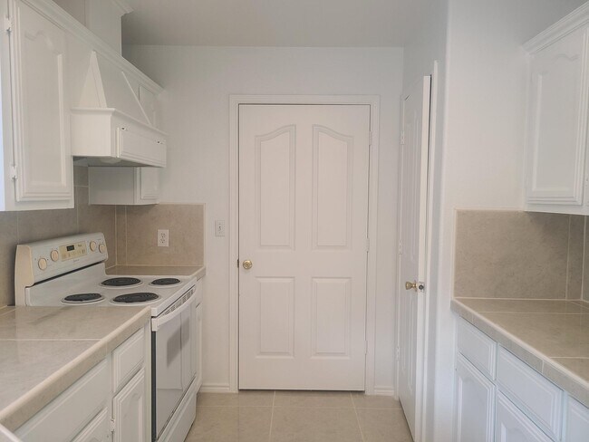 Foto del edificio - 1012 Lexington Cir