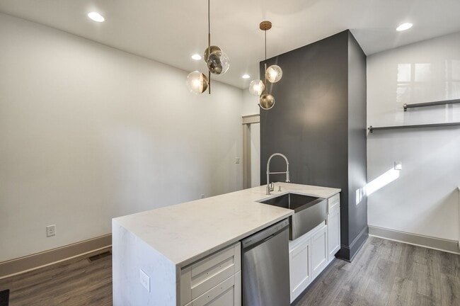 Building Photo - $500 Off 1st Month: 1bd/1ba Condo in Midto...