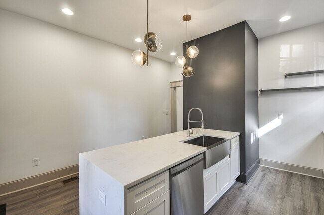 Foto del edificio - $500 Off 1st Month: 1bd/1ba Condo in Midto...