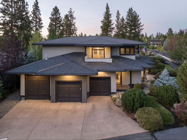 Foto del edificio - 19062 Mount McLoughlin Ln