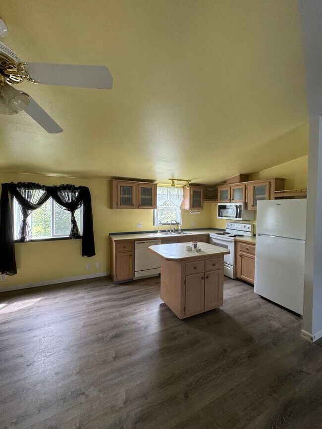 Building Photo - Green area 3 Bedroom 2 Bath